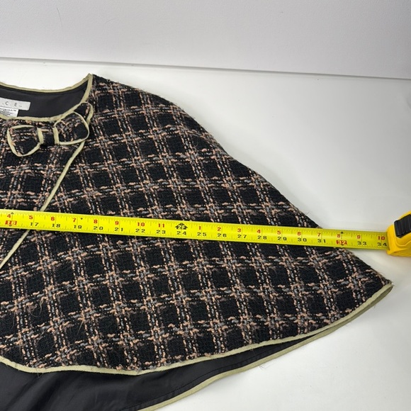 I.C.E. Elegant Black and Cream Plaid Cape with Bow at Closure - Picture 8 of 10